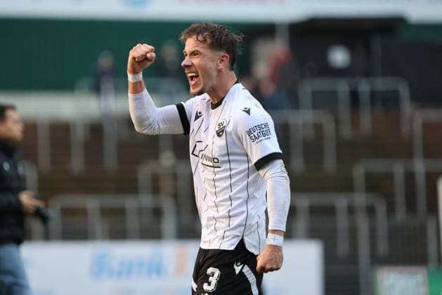 15 11 2025, Football, Men, Regionalliga Südwest, Season 2025 2026, FC 08 Homburg SV Sandhausen, Louis Kolbe SV Sandhausen cheers Homburg Waldstadion Saarland Germany DEU Copyright: xSebastianxBachx
