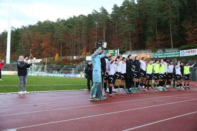 15 11 2025, xrekx, Fussball Regionalliga Suedwest, FC Homburg SV Sandhausen v l SV Sandhausen Mannschaft, Spieler, jubeln nach Spielende, Team, Player, celebrate at the end of the match Polizei DFL DFB REGULATIONS PROHIBIT ANY USE OF PHOTOGRAPHS as IMAGE SEQUENCES and or QUASI VIDEO Homburg