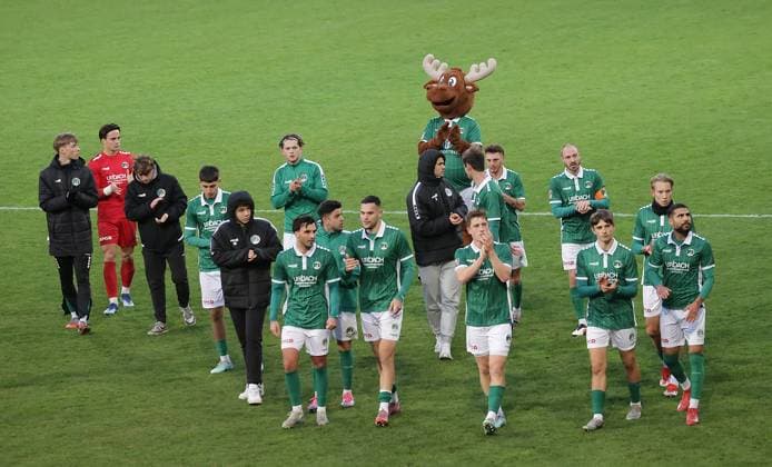 Captain Marvin Thiel VfB Luebeck and his team thank the fans Football, Men, Season 2025 2026, RL Nord, VfB Luebeck vs SV Meppen 1 5 DFL REGULATIONS PROHIBIT ANY USE OF PHOTOGRAPHS AS IMAGE SEQUENCES AND OR QUASI VIDEO