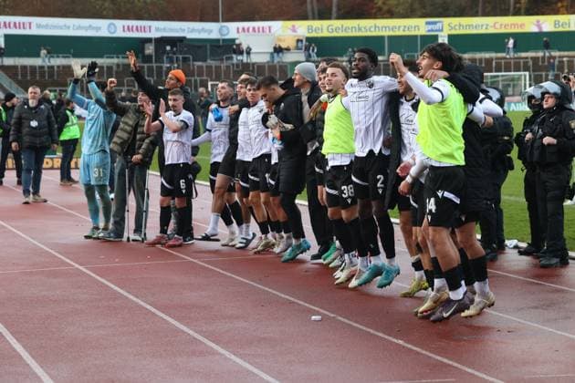 15 11 2025, Football, Men, Regionalliga Südwest, Season 2025 2026, FC 08 Homburg SV Sandhausen, The team SV Sandhausen celebrates the victory Homburg Waldstadion Saarland Germany DEU Copyright: xSebastianxBachx