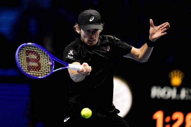 Australia s Alex de Minaur r returns the ball to Italy s Jannik Sinner during the singles semi-finals tennis match of the ATP, Tennis Herren World Tour Finals at the Inalpi Arena in Turin, Italy - Saturday, Nov. 15, 2025. -  Copyright: xMarcoxAlpozzi LaPressex