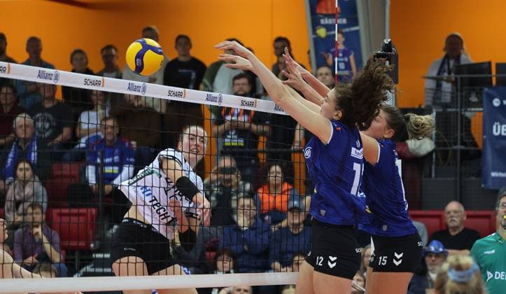 Stuttgart , Volleyball Bundesliga Allianz MTV Stuttgart vs Binder Blaubären Flacht , from left Hanna Kögler Flacht Lucia Varela Gomez Stgt