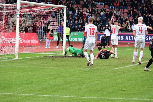 15 11 2025 xkhx Kassel Regionalliga Südwest Saison 2025 2026 KSV Hessen Kassel Kickers Offenbach OFC Benjamin Girth 9, Hessen Kassel scores the goal to equalize 1 1, horror at OFC