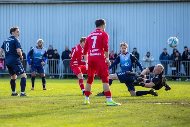 Joe Joe Richardson GFC, covered leaves FSV goalkeeper Kevin Denker re no chance and scores in the 4th minute to 0 1 for the GFC GER, Football, Men, State Cup, Round of 16, M V Cup, Mecklenburg Vorpommern Cup, FSV Blau Weiß Greifswald against Greifswalder FC, final score 0 8