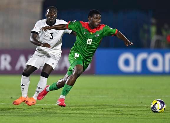 Germany v Burkina Faso: Round of 32- FIFA U-17 World Cup Qatar 2025 Osman Turay of Germany and Loukman Tapsoba of Burkina Faso in action during the FIFA U-17 World Cup Qatar 2025 Round of 32 match between Germany and Burkina Faso in Doha, Qatar, on November 15, 2025. DOHA Qatar Copyright: xNOUSHADxTHEKKAYILx