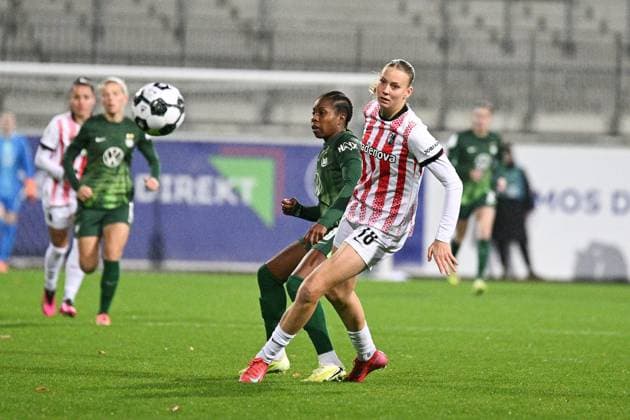 Soccer I Women I Season 2025 2026 I DFB Cup I VfL Wolfsburg SC Freiburg I 15 11 2025 duel Lineth Beerensteyn 9, VfL Wolfsburg vs Mia Lena Maas 18, SC Freiburg Wolfsburg AOK Stadium Lower Saxony Germany Copyright: xLobeca InesxHähnelx