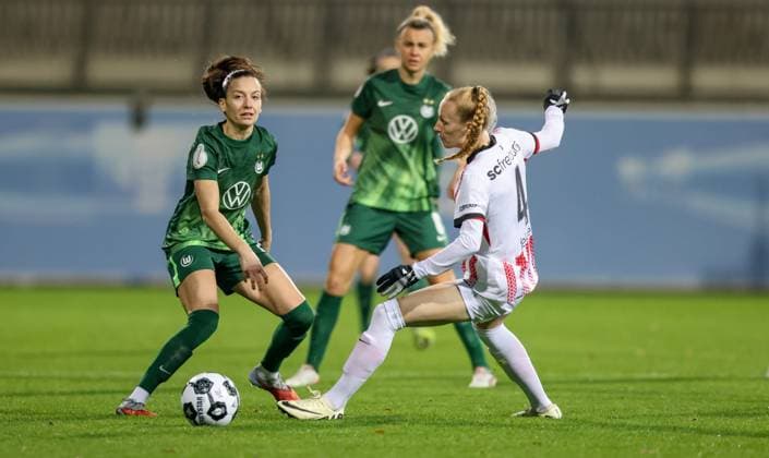 DEU, Wolfsburg, VfL Wolfsburg vs SC Freiburg, DFB Pokal, DFB, Season 2526, AOK Stadion, Round of 16 in the picture from left to right Joelle Wedemeyer VfL Wolfsburg 24 , Meret Felde SC Freiburg 4 DFB DFL REGULATIONS PROHIBIT ANY USE OF PHOTOGRAPHS AS IMAGE SEQUENCES AND OR QUASI VIDEO, 15 11 2025 Copyright: HMBxMedia HendrikxHamelau