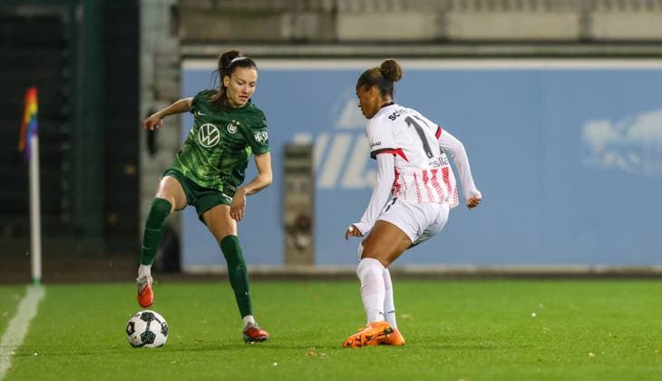DEU, Wolfsburg, VfL Wolfsburg vs SC Freiburg, DFB Pokal, DFB, Season 2526, AOK Stadion, Round of 16 in the picture f l n r Joelle Wedemeyer VfL Wolfsburg 24 , AurÃ lie Csillag SC Freiburg 17 DFB DFL REGULATIONS PROHIBIT ANY USE OF PHOTOGRAPHS AS IMAGE SEQUENCES AND OR QUASI VIDEO, 15 11 2025 Copyright: HMBxMedia HendrikxHamelau