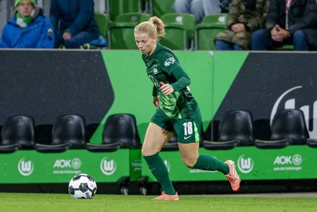 Justine Kielland VfL Wolfsburg, 18 on the ball, cropped, single image, full body, action, action scene, THE DFB REGULATIONS PROHIBIT ANY USE OF PHOTOGRAPHS AS IMAGE SEQUENCES AND OR QUASI VIDEO , 15 11 2025, Wolfsburg Germany , Football, DFB Cup Women, VfL Wolfsburg SC Freiburg xobx
