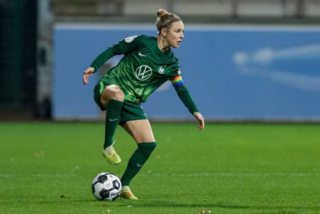 Svenja Huth VfL Wolfsburg, 10 on the ball, cropped image, single image, full body, action, action, game scene, THE DFB REGULATIONS PROHIBIT ANY USE OF PHOTOGRAPHS AS IMAGE SEQUENCES AND OR QUASI VIDEO , 15 11 2025, Wolfsburg Germany , Football, DFB Cup Women, VfL Wolfsburg SC Freiburg xobx