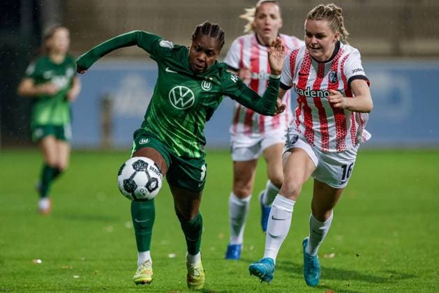 from left Lineth Beerensteyn VfL Wolfsburg, 9 and Greta Stegemann SC Freiburg, 16 in a duel, dynamic, action, action, game scene, THE DFB REGULATIONS PROHIBIT ANY USE OF PHOTOGRAPHS AS IMAGE SEQUENCES AND OR QUASI VIDEO , 15 11 2025, Wolfsburg Germany , Football, DFB Pokal Women, VfL Wolfsburg SC Freiburg xobx