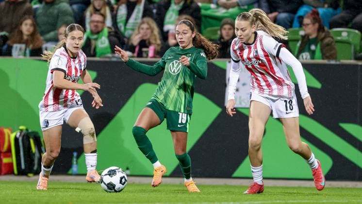 from left Nia Szenk SC Freiburg, 19 , Kessya Bussy VfL Wolfsburg, 19 and Mia Lena Maas SC Freiburg, 18 in duel, duel, dynamics, action, action scene, THE DFB REGULATIONS PROHIBIT ANY USE OF PHOTOGRAPHS AS IMAGE SEQUENCES AND OR QUASI VIDEO , 15 11 2025, Wolfsburg Germany , Football, DFB Pokal Women, VfL Wolfsburg SC Freiburg xobx