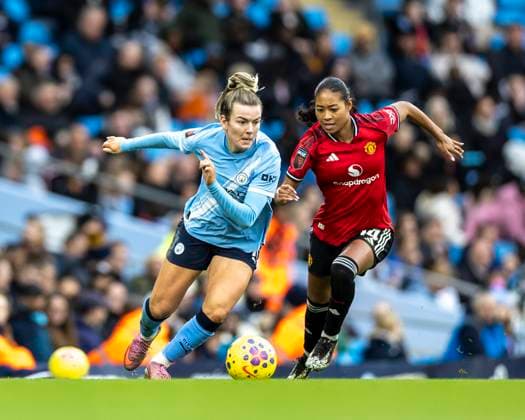 15th November 2025; Etihad Stadium, Manchester, England; Womens Super League Football, Manchester City versus Manchester United, ManU Lauren Hemp of Manchester City Women under pressure from Jayde Riviere of Manchester United Women  TimxWilliams
