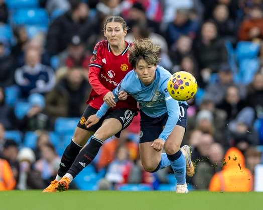 15th November 2025; Etihad Stadium, Manchester, England; Womens Super League Football, Manchester City versus Manchester United, ManU Aoba Fujino of Manchester City Women under pressure from Hannah Blundell of Manchester United Women  TimxWilliams
