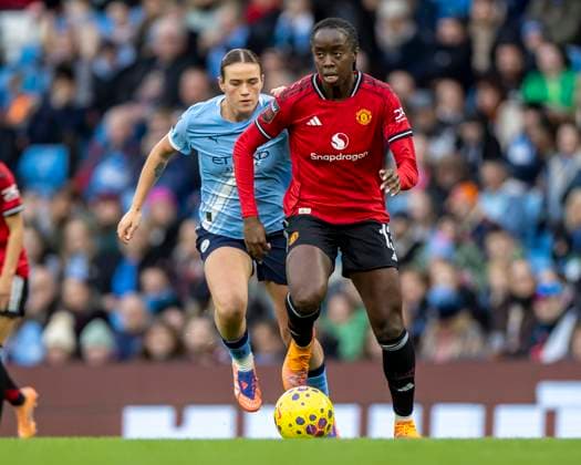 15th November 2025; Etihad Stadium, Manchester, England; Womens Super League Football, Manchester City versus Manchester United, ManU Simi Awujo of Manchester United Women under pressure  TimxWilliams