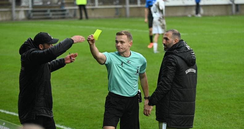 15 11 2025 xphx Frankfurt am Main, PSD Bank Arena Regionalliga Südwest Saison 2025 2026 FSV Frankfurt SG Barockstadt Fulda Lehnerz Co-coach Yasin Kocatepe receives a yellow card from referee Sebastian Hilsberg right coach Daniyel Cimen SG Barockstadt Fulda Lehnerz