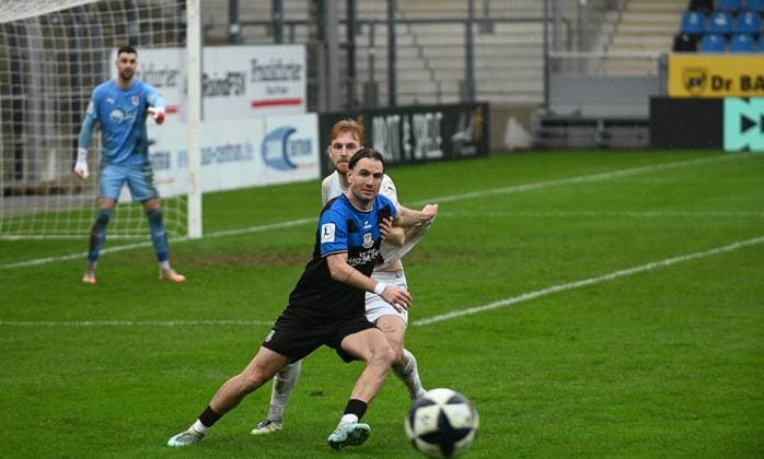 15 11 2025 xphx Frankfurt am Main, PSD Bank Arena Regionalliga Südwest Saison 2025 2026 FSV Frankfurt SG Barockstadt Fulda Lehnerz Cas Peters 10, FSV Frankfurt vs Milian Habermehl Fulda