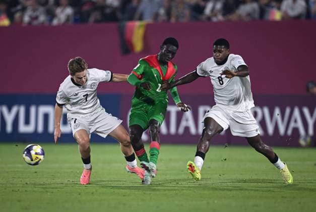 Football, Junior U 17 World Cup 2025 Doha Qatar Round of 16 15 11 2025 Match 83 Germany Burkina Faso Benjamin Ley left, Germany and Jeremiah Mensah right, Germany against Mohamed Zongo center, Burkina Faso