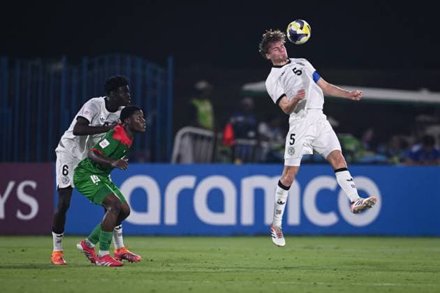 Football, Junior U 17 World Cup 2025 Doha Qatar Round of 16 15 11 2025 Match 83 Germany Burkina Faso Ben Hawighorst right, Germany watched by Loukman Tapsoba center, Burkina Faso and Mussa Kaba left, Germany