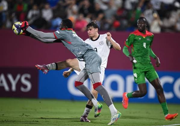 Football, Junior U 17 World Cup 2025 Doha Qatar Round of 16 15 11 2025 Match 83 Germany Burkina Faso Alexander Staff center, Germany Goalkeeper Rahim Ouattara left, Burkina Faso