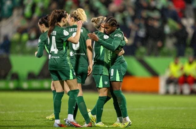 DEU, Wolfsburg, VfL Wolfsburg vs SC Freiburg, DFB Pokal, DFB, Season 2526, AOK Stadion, Round of 16 in the picture Lineth Beerensteyn VfL Wolfsburg 9 scores the goal for 1 0, jubilation and joy DFB DFL REGULATIONS PROHIBIT ANY USE OF PHOTOGRAPHS AS IMAGE SEQUENCES AND OR QUASI VIDEO, 15 11 2025 Copyright: HMBxMedia HendrikxHamelau