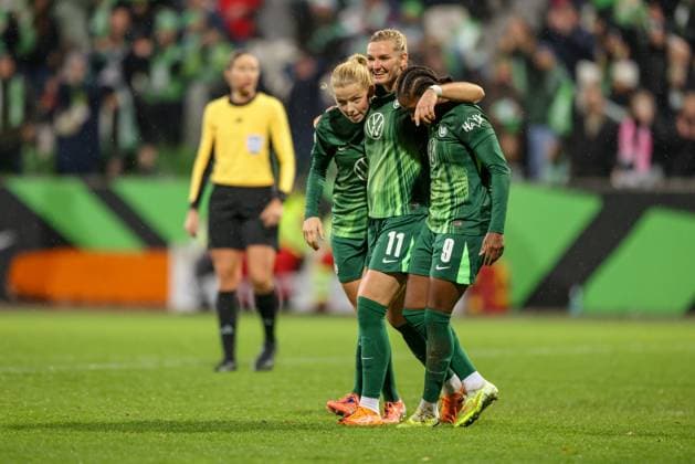 DEU, Wolfsburg, VfL Wolfsburg vs SC Freiburg, DFB Pokal, DFB, Season 2526, AOK Stadion, Round of 16 in the picture Lineth Beerensteyn VfL Wolfsburg 9 scores the goal for 1 0, cheers and joy with Alexandra Popp VfL Wolfsburg 11 DFB DFL REGULATIONS PROHIBIT ANY USE OF PHOTOGRAPHS AS IMAGE SEQUENCES AND OR QUASI VIDEO, 15 11 2025 Copyright: HMBxMedia HendrikxHamelau