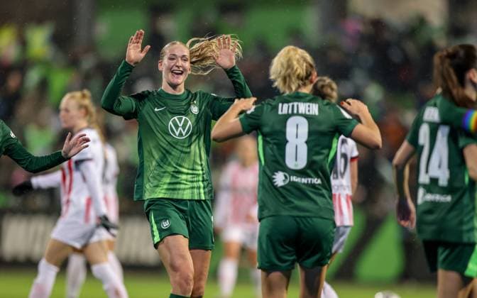 DEU, Wolfsburg, VfL Wolfsburg vs SC Freiburg, DFB Pokal, DFB, Season 2526, AOK Stadion, Round of 16 in the picture Lineth Beerensteyn VfL Wolfsburg 9 scores the goal for 1 0, cheers and joy with Camilla Küver VfL Wolfsburg 16 DFB DFL REGULATIONS PROHIBIT ANY USE OF PHOTOGRAPHS AS IMAGE SEQUENCES AND OR QUASI VIDEO, 15 11 2025 Copyright: HMBxMedia HendrikxHamelau
