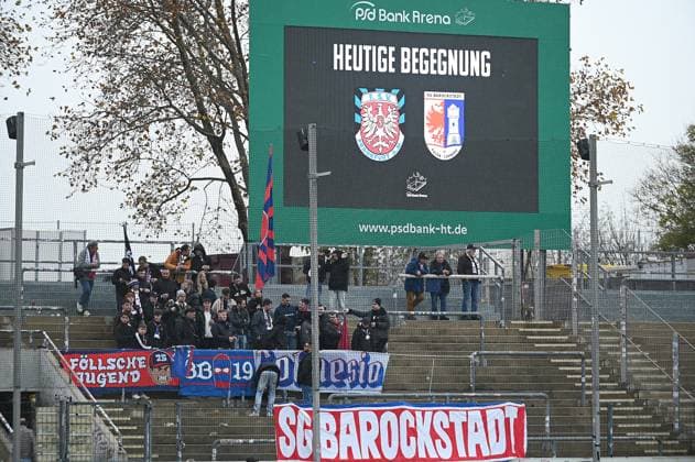 15 11 2025 xphx Frankfurt am Main, PSD Bank Arena Regionalliga Südwest Saison 2025 2026 FSV Frankfurt SG Barockstadt Fulda Lehnerz The few Fulda fans who have traveled with them are lost in the visitors stand
