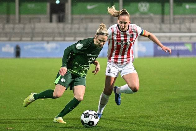Soccer I Women I Season 2025 2026 I DFB Pokal I VfL Wolfsburg SC Freiburg I 15 11 2025 duel Svenja Huth 10, VfL Wolfsburg vs Lisa Karl 2, SC Freiburg Wolfsburg AOK Stadion Niedersachsen Germany Copyright: xLobeca InesxHähnelx