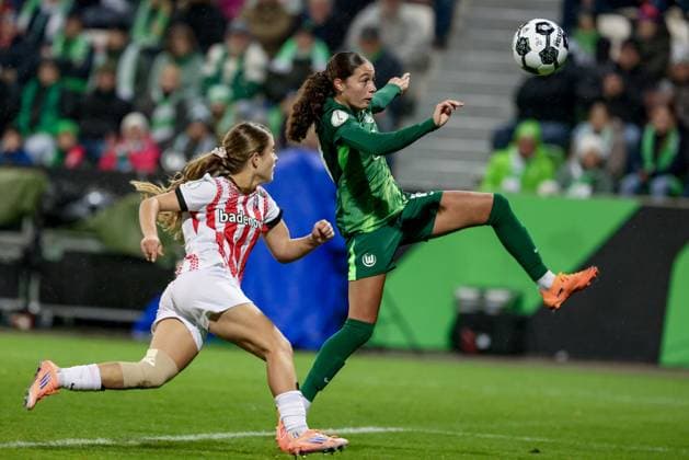 from left Nia Szenk SC Freiburg, 19 and Kessya Bussy VfL Wolfsburg, 19 in a duel, dynamic, action, action, game scene, THE DFB REGULATIONS PROHIBIT ANY USE OF PHOTOGRAPHS AS IMAGE SEQUENCES AND OR QUASI VIDEO , 15 11 2025, Wolfsburg Germany , Football, DFB Pokal Women, VfL Wolfsburg SC Freiburg xobx