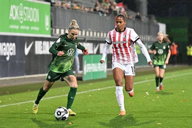 Soccer I Women I Season 2025 2026 I DFB Cup I VfL Wolfsburg SC Freiburg I 15 11 2025 Duel Svenja Huth 10, VfL Wolfsburg and Aurelie Csillag 17, SC Freiburg Wolfsburg AOK Stadium Lower Saxony Germany Copyright: xLobeca InesxHähnelx
