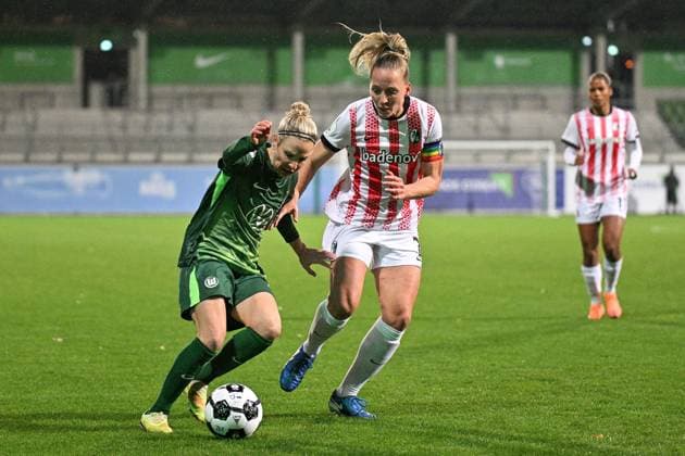 Soccer I Women I Season 2025 2026 I DFB Pokal I VfL Wolfsburg SC Freiburg I 15 11 2025 duel Svenja Huth 10, VfL Wolfsburg vs Lisa Karl 2, SC Freiburg Wolfsburg AOK Stadion Niedersachsen Germany Copyright: xLobeca InesxHähnelx