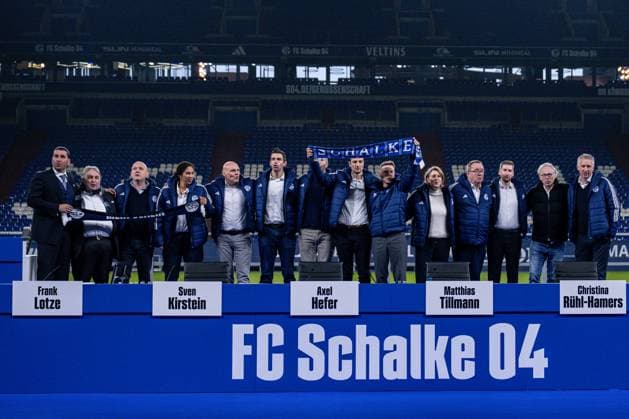 15 11 2025, Football, Season 2025 2026, General Meeting 2025 FC Schalke 04, The Management Board and Supervisory Board of FC Schalke 04 sing together at the end of the General Meeting xRHR PHOTO YYx Copyright: KROEGER RHR-FOTOx RHR-FOTO YY