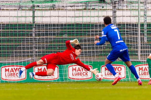 Goalkeeper Phillip Diestel No. 21, VfB Luebeck cannot save a shot from Oliver Issa Schmitt No. 7, SV Meppen VfB Luebeck vs SV Meppen, Soccer, Regionalliga Nord, 15 11 25 Luebeck Schleswig Holstein Germany Copyright: xAgentur54Gradx xFelixxKoenigx