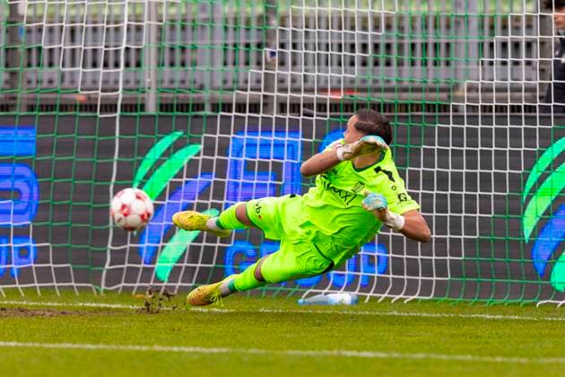 Goalkeeper Noah Cole Oberbeck Nr 1, SV Meppen cant save a penalty VfB Luebeck vs SV Meppen, Soccer, Regionalliga Nord, 15 11 25 Luebeck Schleswig Holstein Germany Copyright: xAgentur54Gradx xFelixxKoenigx
