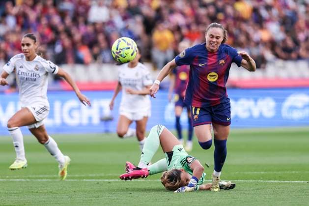November 15, 2025, Barcelona, Barcelona, Spain: Ewa Barbara Pajor of FC Barcelona, Barca and Maria Isabel Rodriguez Rivero of Real Madrid CF in action during the Spanish Women league, Liga F, football match played between FC Barcelona and Real Madrid CF at Estadi Olimpic Lluis Companys on November 15, 2025 in Barcelona, Spain. Barcelona Spain - ZUMAa181 20251115_zaa_a181_026 Copyright: xJavierxBorregox