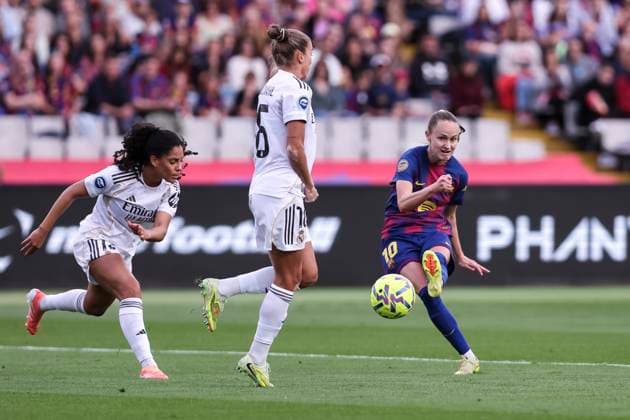 November 15, 2025, Barcelona, Barcelona, Spain: Caroline Graham Hansen of FC Barcelona, Barca in action during the Spanish Women league, Liga F, football match played between FC Barcelona and Real Madrid CF at Estadi Olimpic Lluis Companys on November 15, 2025 in Barcelona, Spain. Barcelona Spain - ZUMAa181 20251115_zaa_a181_031 Copyright: xJavierxBorregox