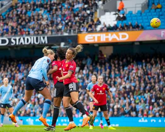 Manchester City v Manchester United, ManU - Barclays Women s Super League Rebecca Knaak, 27 of Manchester City W.F.C., scores a goal during the Barclays FA Women s Super League match between Manchester City and Manchester United at the Etihad Stadium in Manchester, on November 15, 2025. Manchester Manchester United Kingdom  Copyright: xMIxNewsx originalFilename:fletcher-manchest251115_npUZJ.jpg