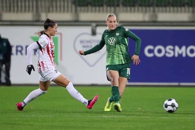 VfL vs Freiburg, DFB Pokal Women Wolfsburg, 15 11 2025, FOOTBALL VfL Wolfsburg vs SC Freiburg, DFB Pokal Women, Round of 16, Season 2024 25 Selina Vobian SC Freiburg , Camilla Küver VfL Wolfsburg Wolfsburg
