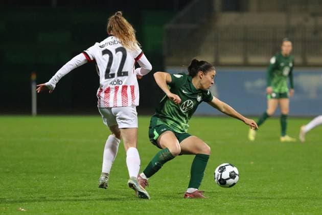 VfL vs Freiburg, DFB Pokal Women Wolfsburg, 15 11 2025, FOOTBALL VfL Wolfsburg vs SC Freiburg, DFB Pokal Women, Round of 16, Season 2024 25 Lisa Kolb SC Freiburg , Judit Pujols VfL Wolfsburg Wolfsburg