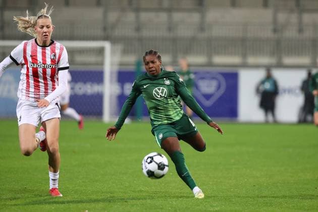 VfL vs Freiburg, DFB Pokal Women Wolfsburg, 15 11 2025, FOOTBALL VfL Wolfsburg vs SC Freiburg, DFB Pokal Women, Round of 16, Season 2024 25 Mia Lena Maas SC Freiburg , Lineth Beerensteyn VfL Wolfsburg Wolfsburg
