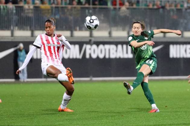 VfL vs Freiburg, DFB Pokal Women Wolfsburg, 15 11 2025, FOOTBALL VfL Wolfsburg vs SC Freiburg, DFB Pokal Women, Round of 16, Season 2024 25 Aurelie Csillag SC Freiburg , Joelle Wedemeyer VfL Wolfsburg Wolfsburg Wolfsburg
