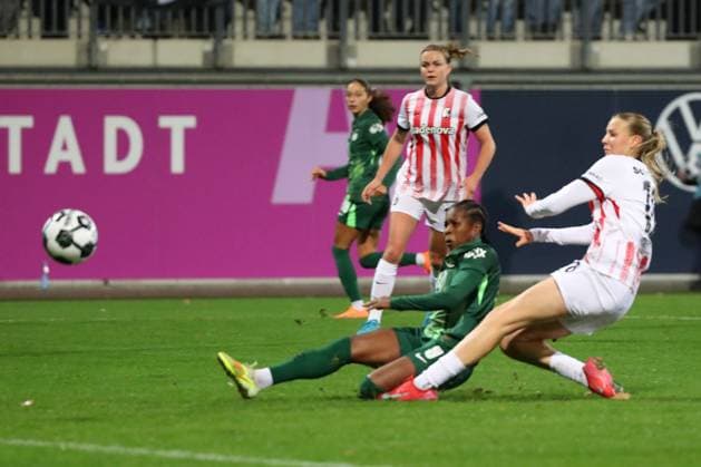 VfL vs Freiburg, DFB Pokal Women Wolfsburg, 15 11 2025, FOOTBALL VfL Wolfsburg vs SC Freiburg, DFB Pokal Women, round of 16, season 2024 25 Lineth Beerensteyn VfL Wolfsburg scores goal for 1 0, Mia Lena Maas SC Freiburg Wolfsburg
