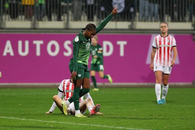 VfL vs Freiburg, DFB Pokal Women Wolfsburg, 15 11 2025, FOOTBALL VfL Wolfsburg vs SC Freiburg, DFB Pokal Women, round of 16, season 2024 25 Lineth Beerensteyn VfL Wolfsburg cheers after her goal to make it 1 0 Wolfsburg