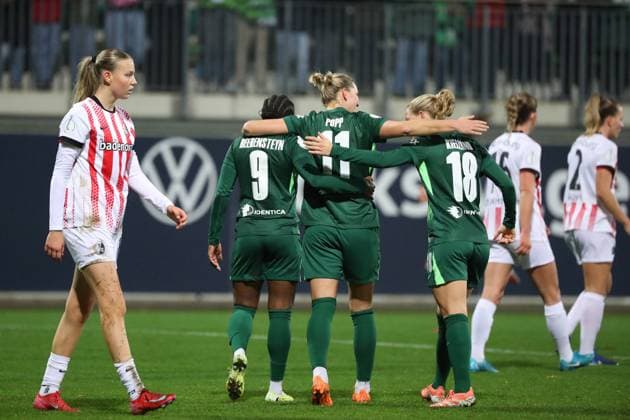 VfL vs Freiburg, DFB Pokal Women Wolfsburg, 15 11 2025, FOOTBALL VfL Wolfsburg vs SC Freiburg, DFB Pokal Women, round of 16, season 2024 25 Lineth Beerensteyn VfL Wolfsburg cheers with the team after her goal to make it 1 0 Wolfsburg