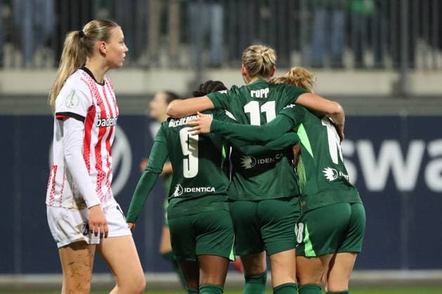 VfL vs Freiburg, DFB Pokal Women Wolfsburg, 15 11 2025, FOOTBALL VfL Wolfsburg vs SC Freiburg, DFB Pokal Women, round of 16, season 2024 25 Lineth Beerensteyn VfL Wolfsburg cheers with the team after her goal to make it 1 0 Wolfsburg