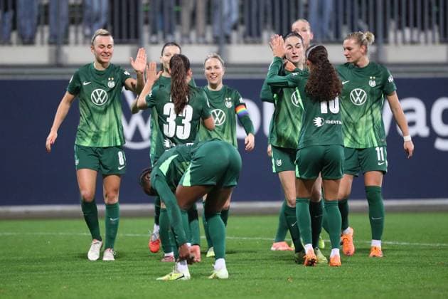 VfL vs Freiburg, DFB Pokal Women Wolfsburg, 15 11 2025, FOOTBALL VfL Wolfsburg vs SC Freiburg, DFB Pokal Women, round of 16, season 2024 25 Lineth Beerensteyn VfL Wolfsburg cheers with the team after her goal to make it 1 0 Wolfsburg