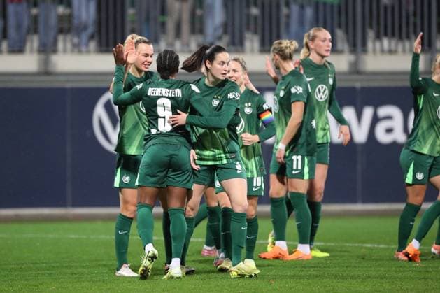 VfL vs Freiburg, DFB Pokal Women Wolfsburg, 15 11 2025, FOOTBALL VfL Wolfsburg vs SC Freiburg, DFB Pokal Women, round of 16, season 2024 25 Lineth Beerensteyn VfL Wolfsburg cheers with the team after her goal to make it 1 0 Wolfsburg