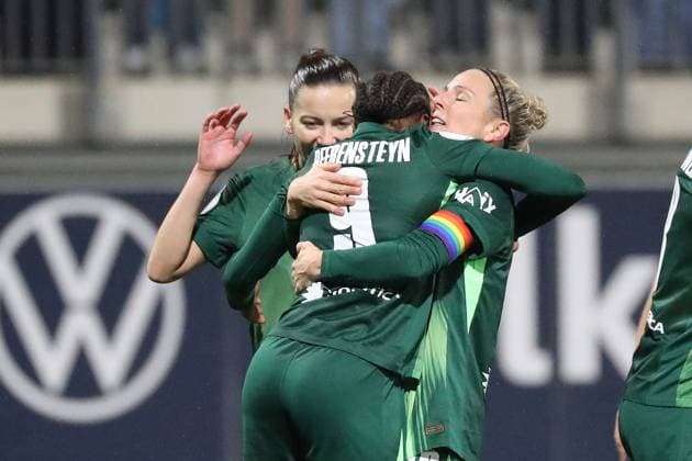 VfL vs Freiburg, DFB Pokal Women Wolfsburg, 15 11 2025, FOOTBALL VfL Wolfsburg vs SC Freiburg, DFB Pokal Women, round of 16, season 2024 25 Lineth Beerensteyn VfL Wolfsburg cheers with the team after her goal to make it 1 0 Wolfsburg
