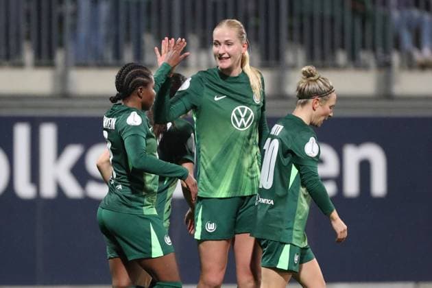VfL vs Freiburg, DFB Pokal Women Wolfsburg, 15 11 2025, FOOTBALL VfL Wolfsburg vs SC Freiburg, DFB Pokal Women, round of 16, season 2024 25 Lineth Beerensteyn VfL Wolfsburg cheers with the team after her goal to make it 1 0 Wolfsburg